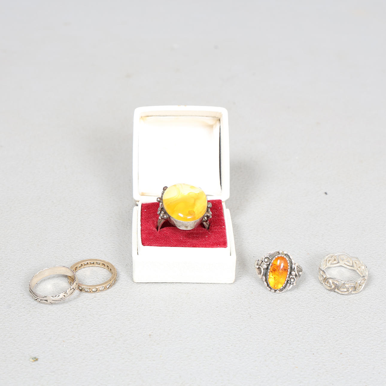 FIVE VARIOUS DRESS RINGS (5).