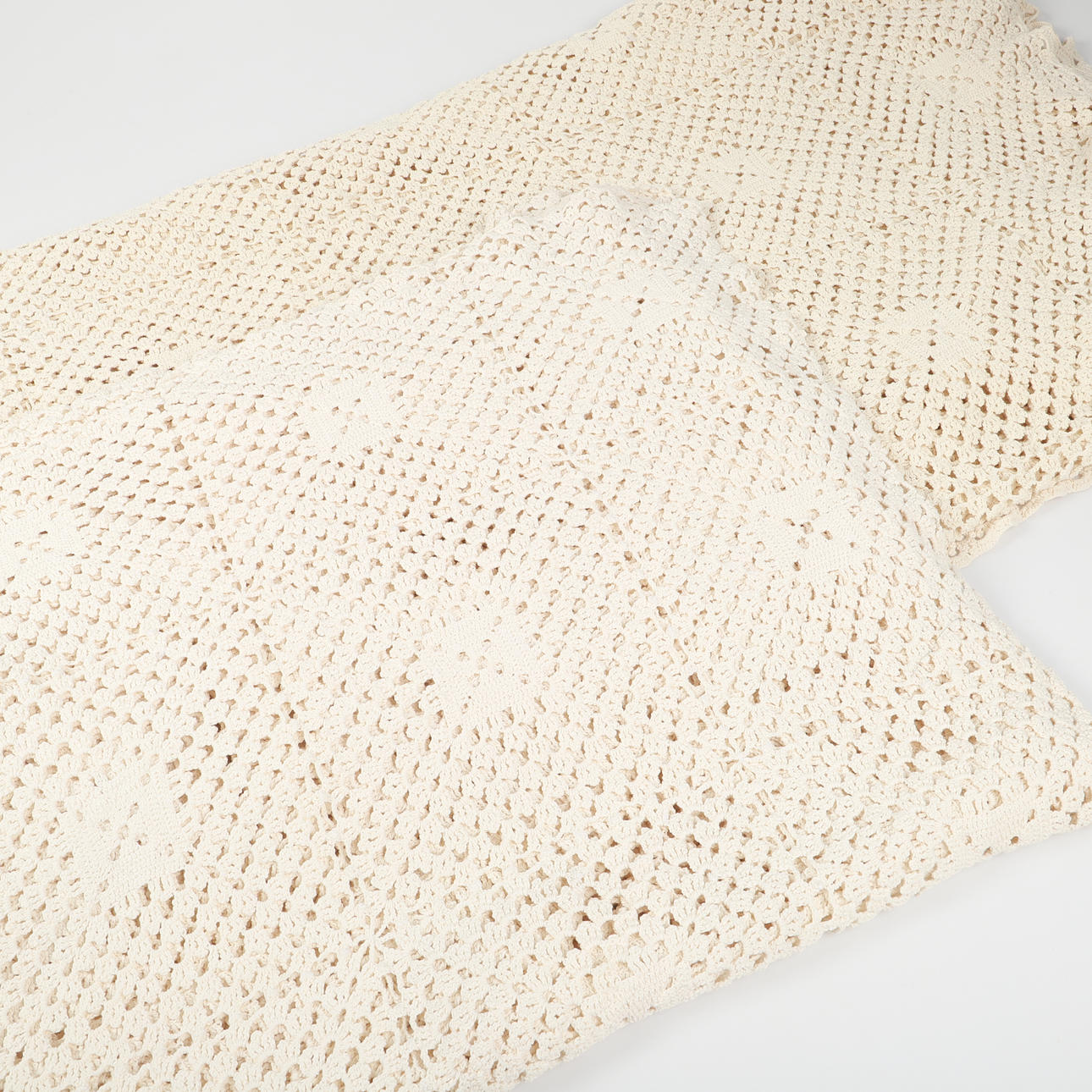 SENGETÆPPER, 2 stk., hæklet.