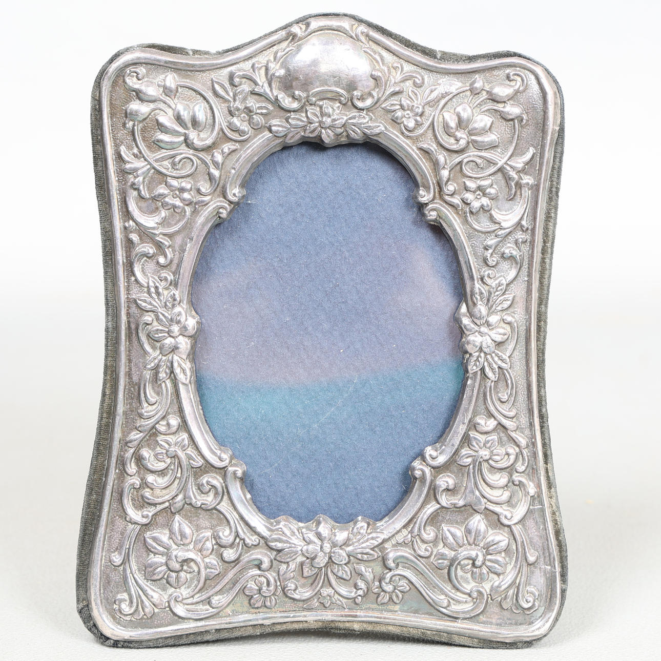A STERLING SILVER PHOTOGRAPH FRAME.