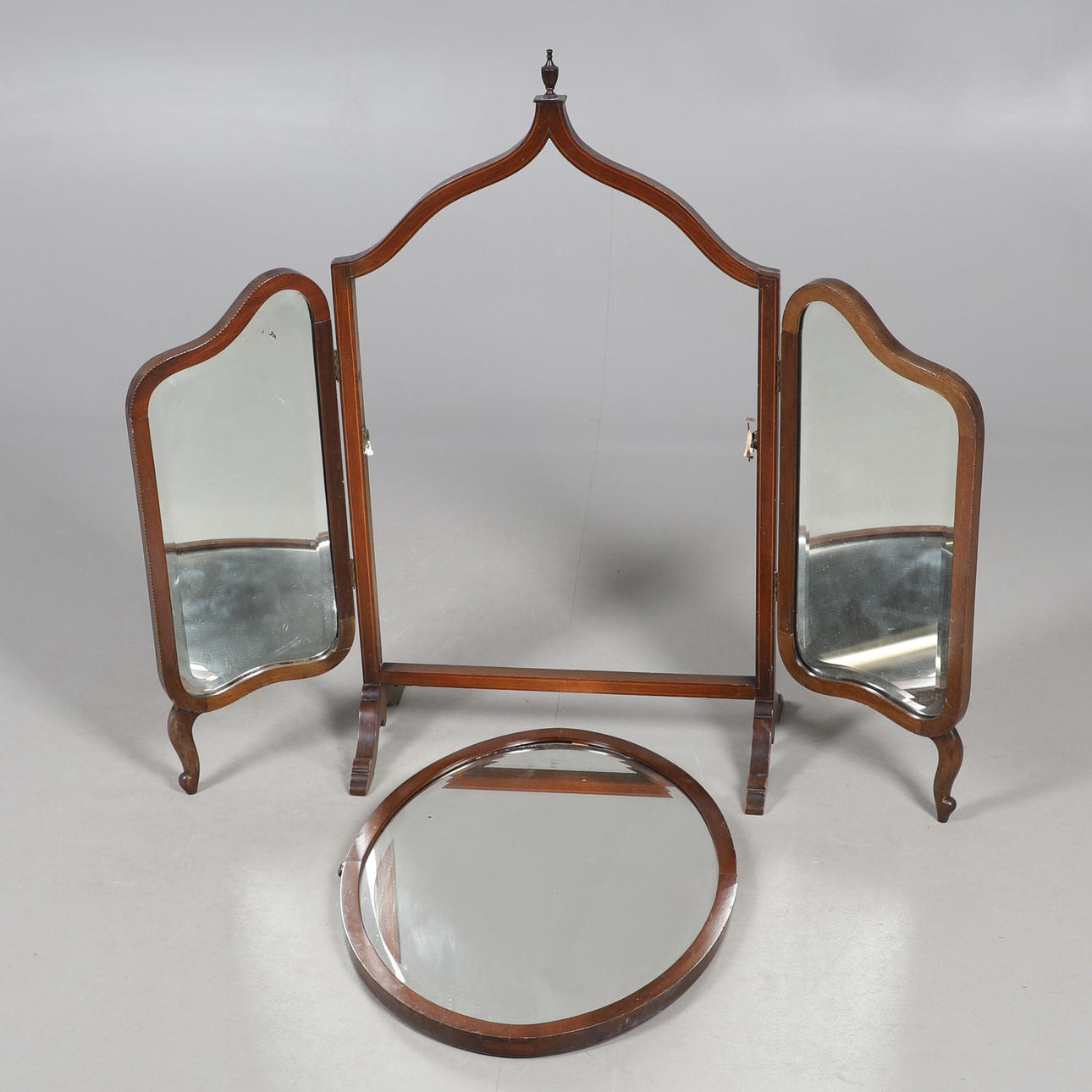MAHOGANY THREE SECTION DRESSING TABLE MIRROR.