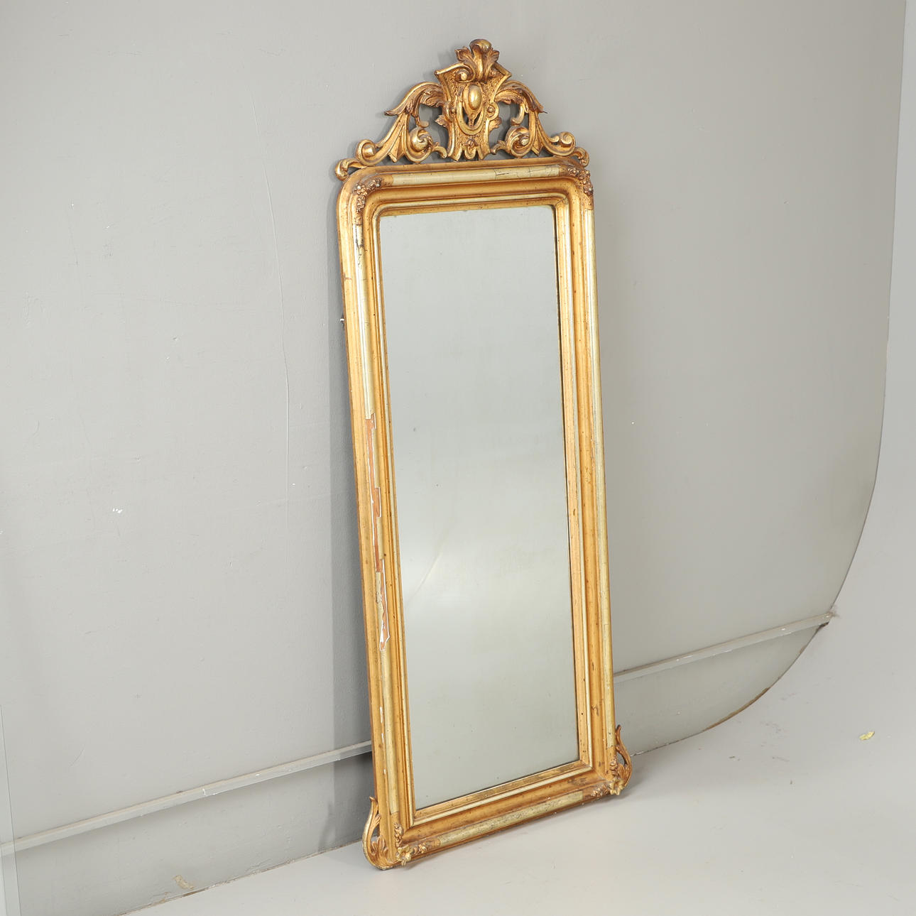 A gilt frame mirror, early 20th century.