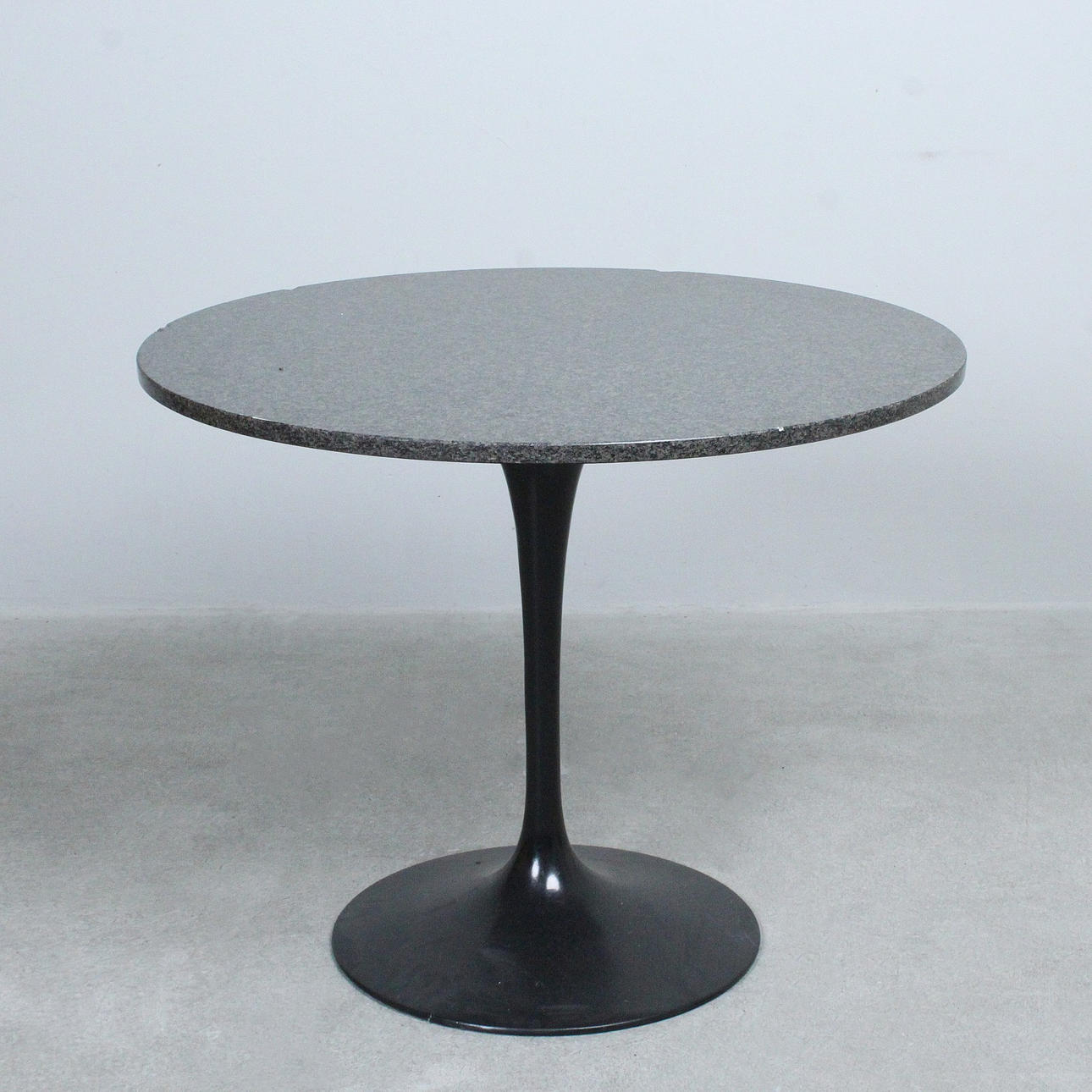 EERO SAARINEN. Knoll International table, model 'Tulip', granite.