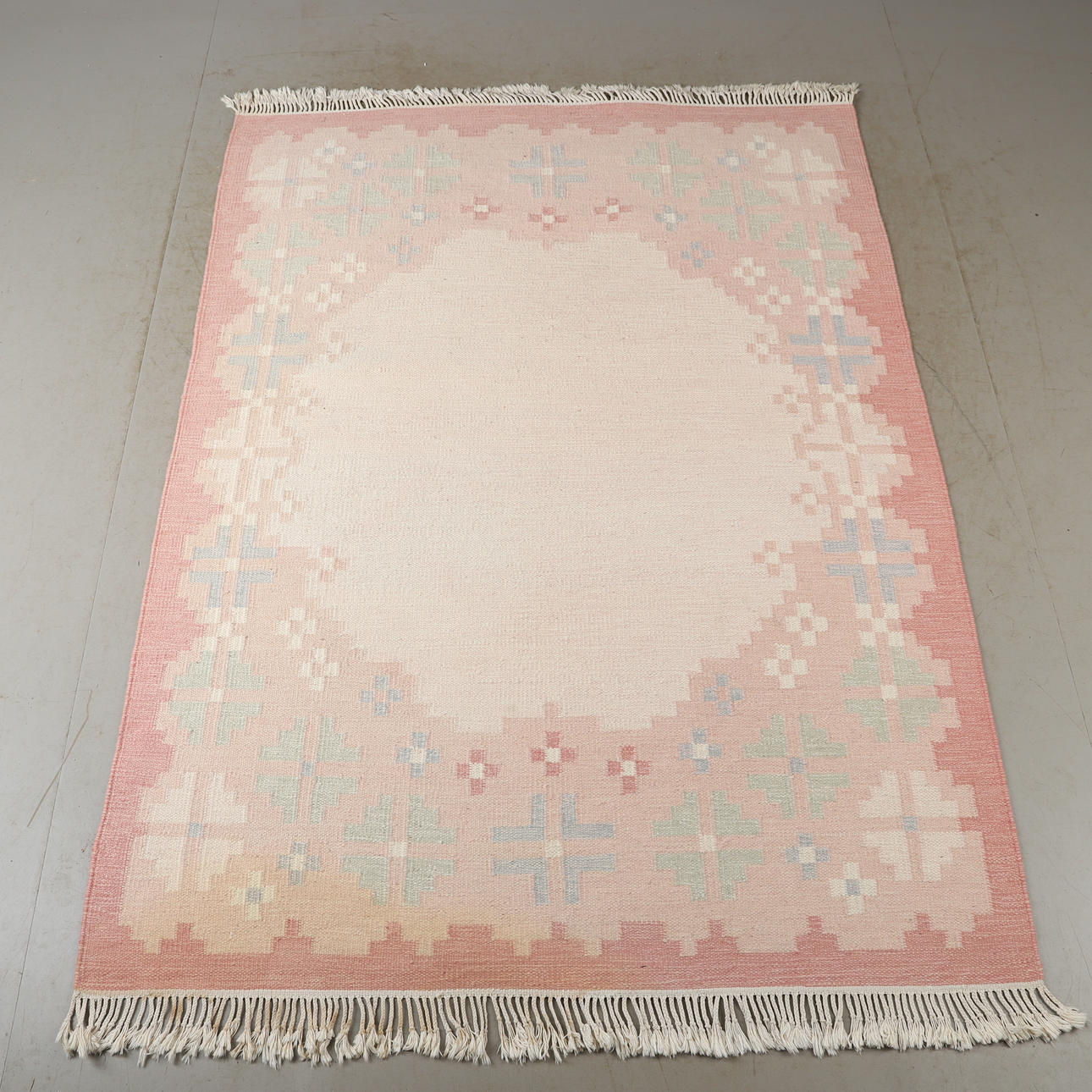 TÆPPE, flet, 235 x 173 cm.