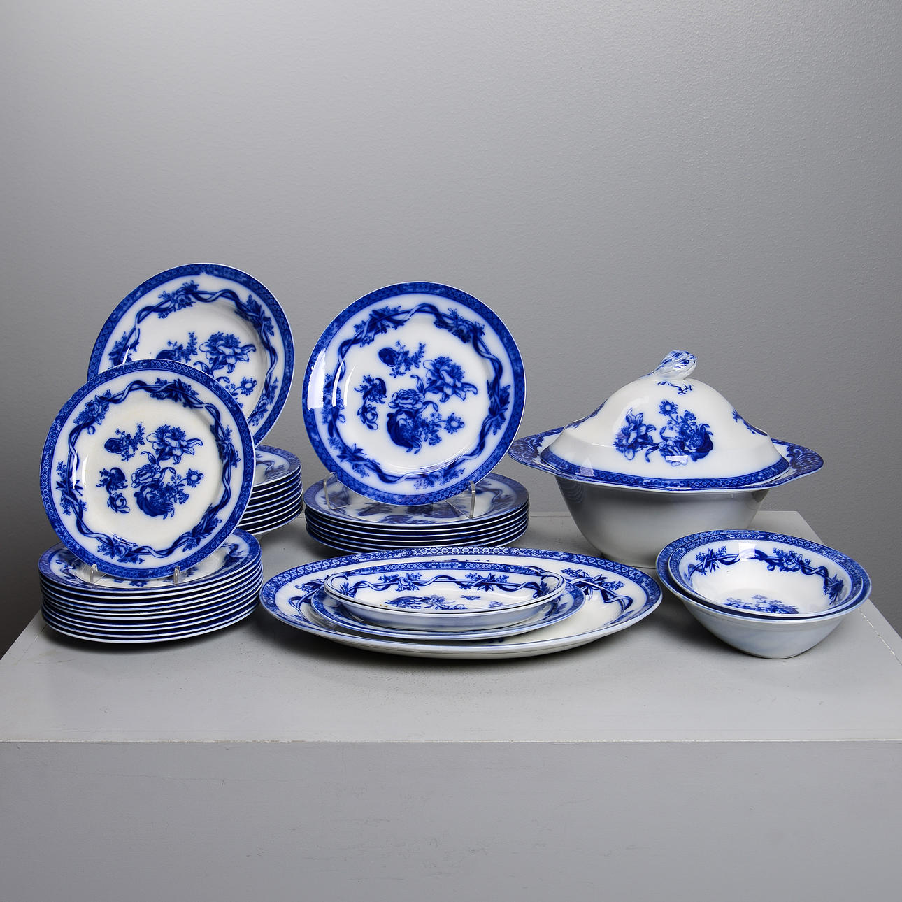 A 36-piece tableware set, “Tokio” Johnson Bros, England.