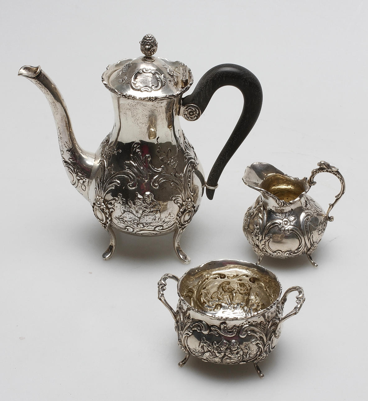 MOCKASERVIS, 3 delar, silver, rokokostil, 1900-tal, vikt ca. 583,7 gram.