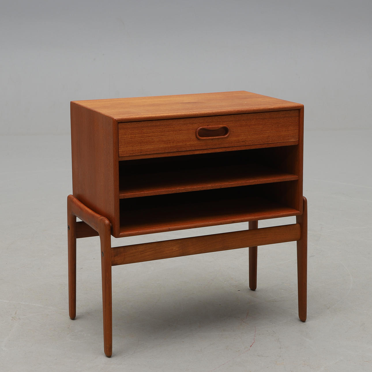 ARNE VODDER. A Vamo bedside table, Sønderborg, Denmark, 1950s/60s.