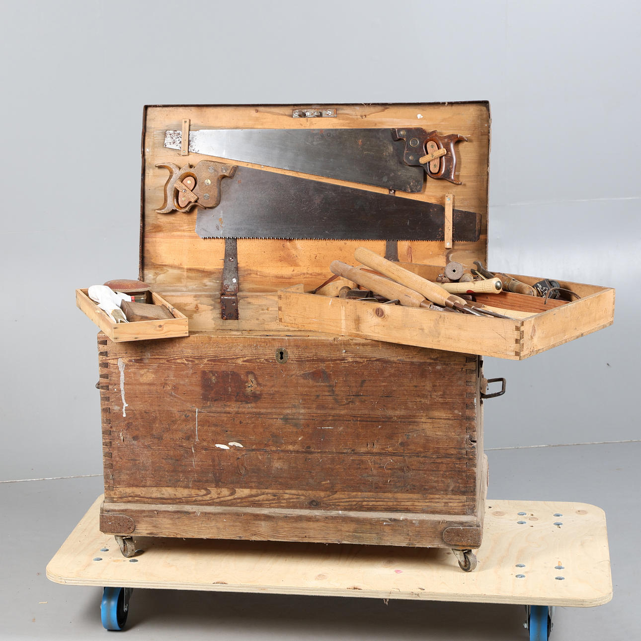 A CARPENTERS TOOL CHEST AND CONTENTS.