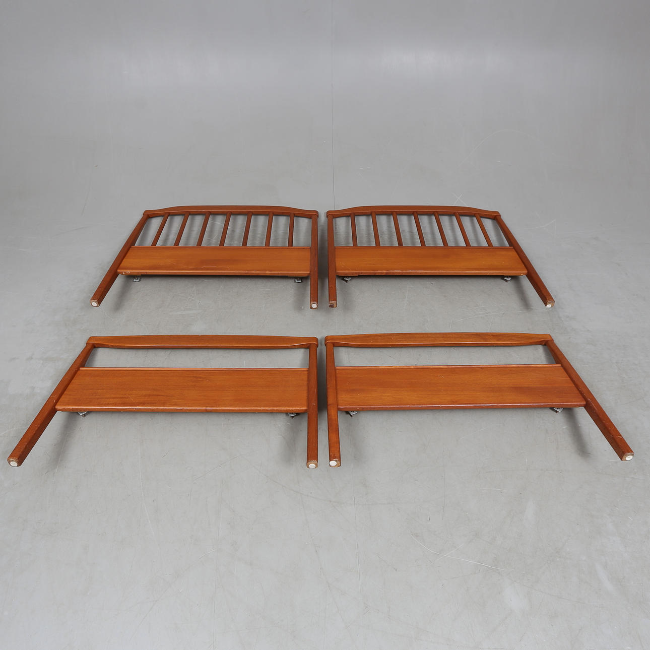 Dos pares de cabeceros, probablemente Carl Malmsten.