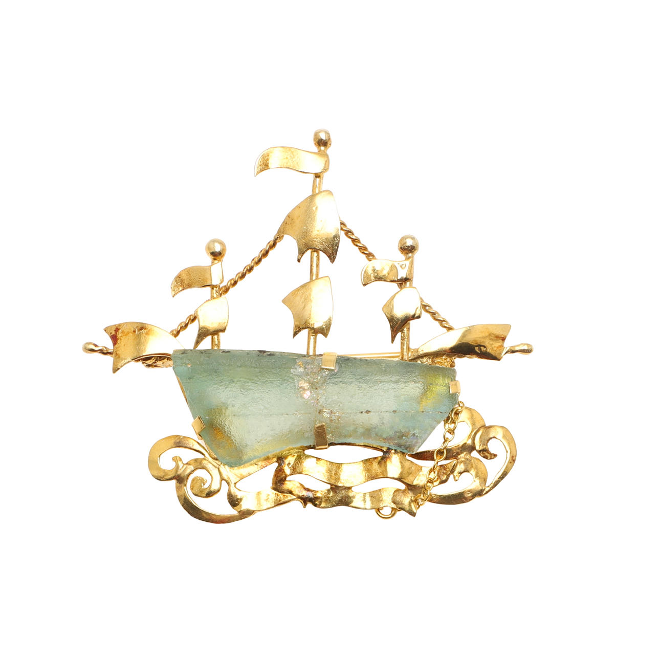 EINE BROSCHE AUS SEEGLAS UND GELBEM METALL.