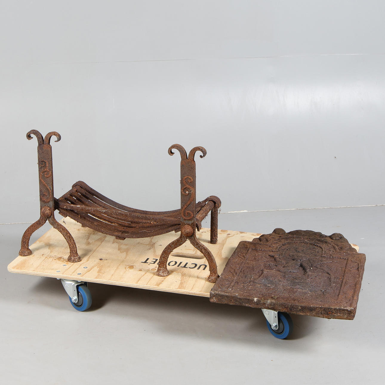 A CAST IRON FIRE GRATE AND FIRE BACK (2).