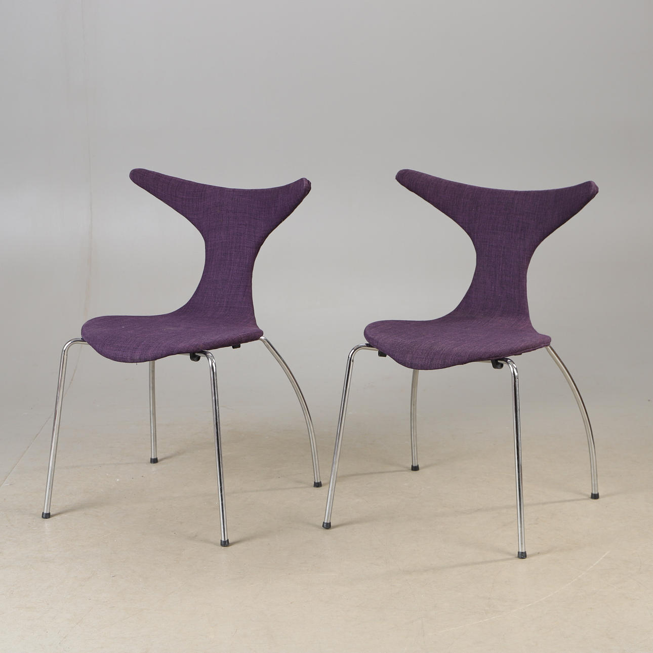 BJARKE NIELSEN. Stolar, 1 par, "Dolphin", Dan form, Danmark.