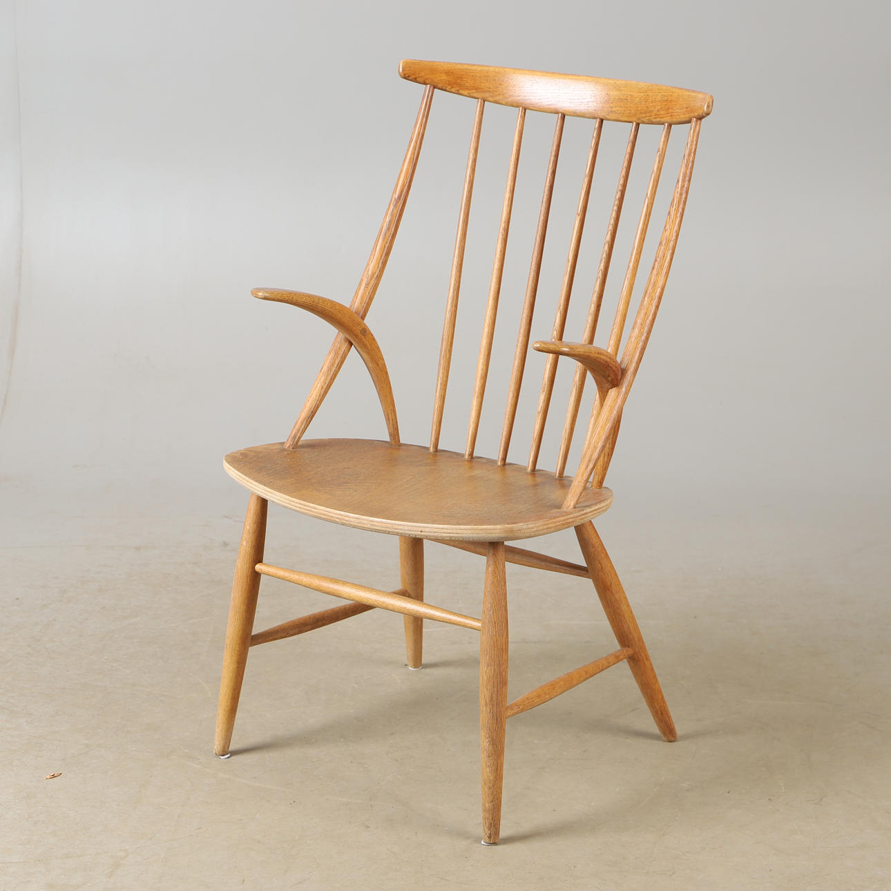 ILLUM WIKKELSO. Un sillón de roble, probablemente N. Eilsersen, Dinamarca.