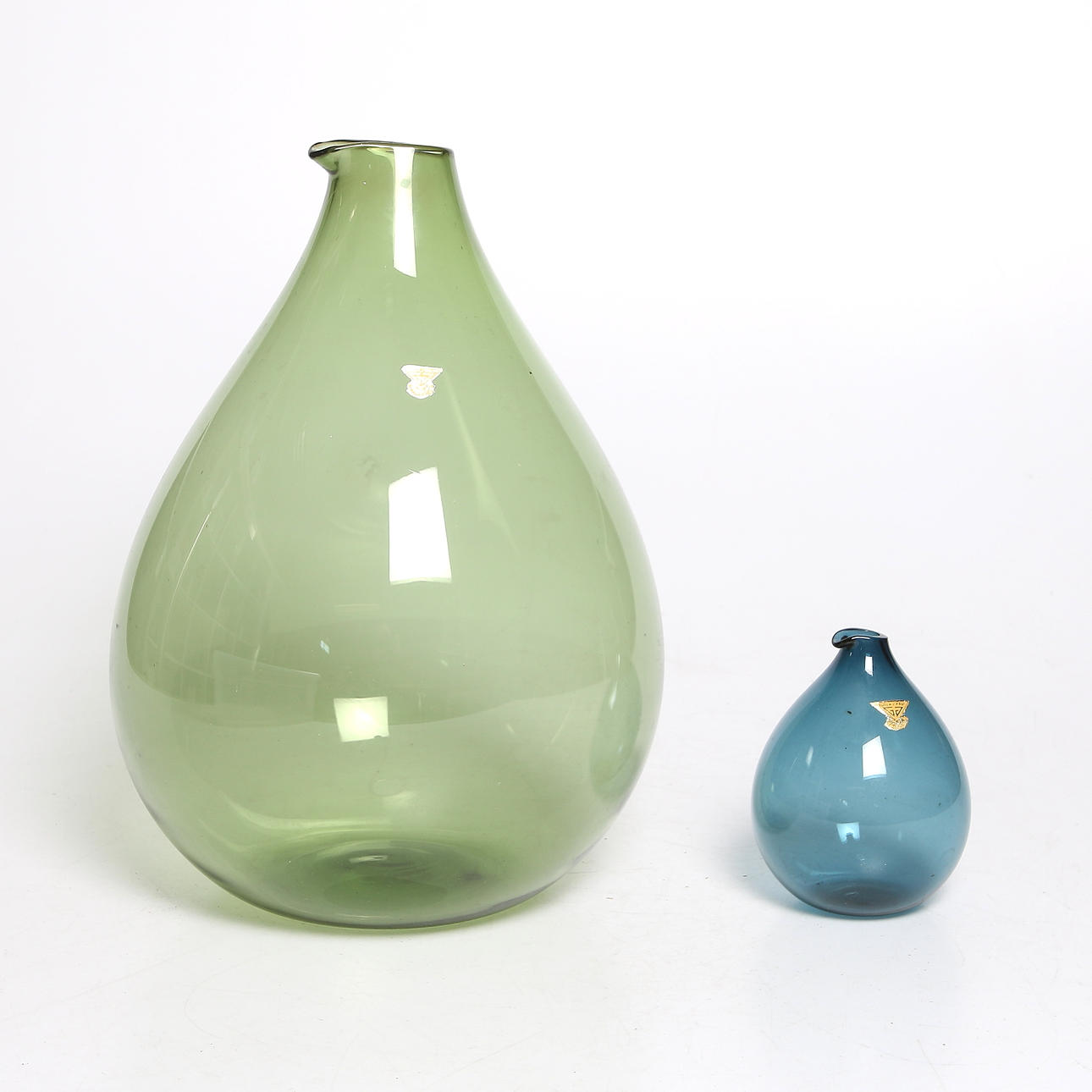 KJELL BLOMBERG. Kannor / vaser, 2 st, glas, Gullaskrufs glasbruk, formgivna 1963.