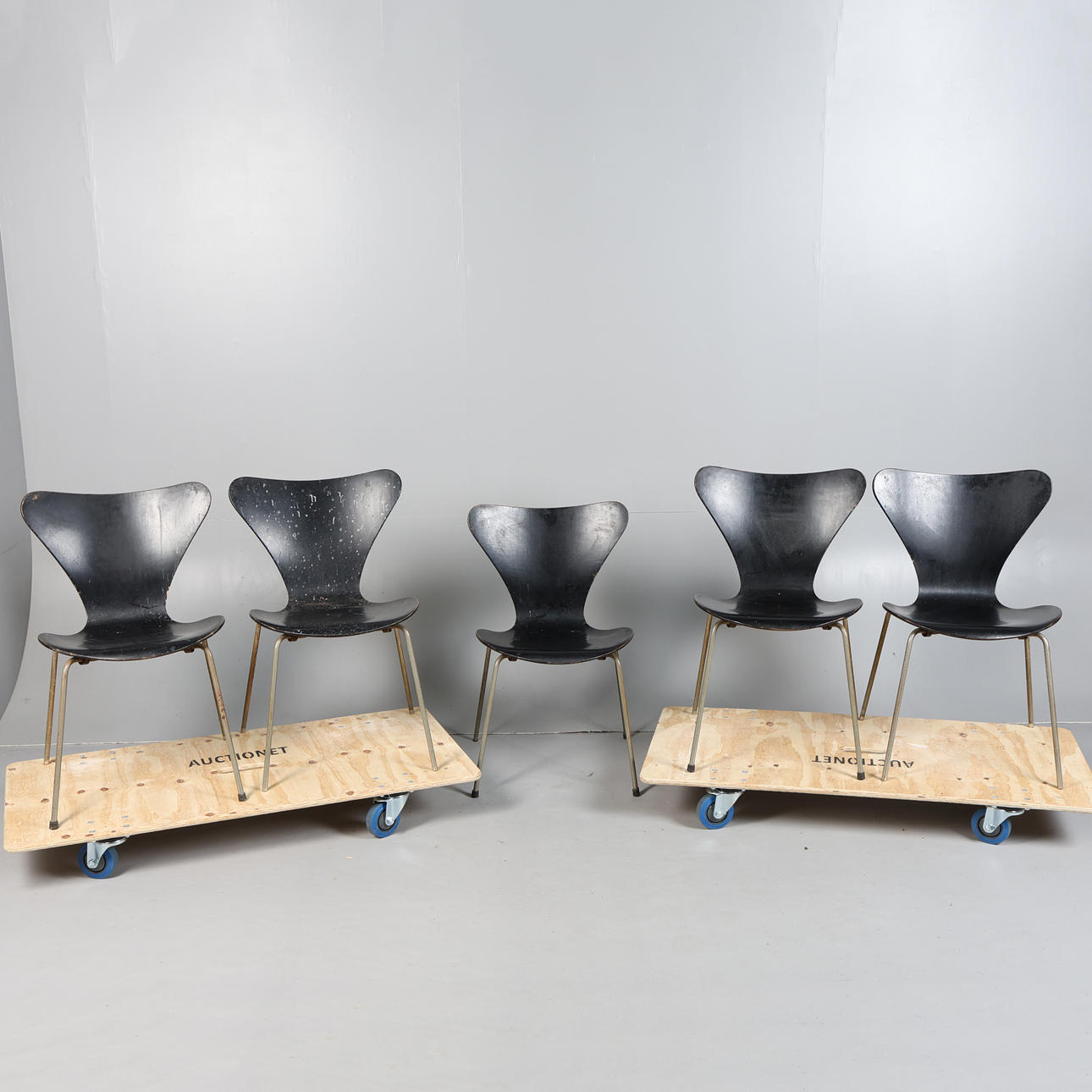 FIVE BLACK 'BUTTERFLY' CHAIRS (5).