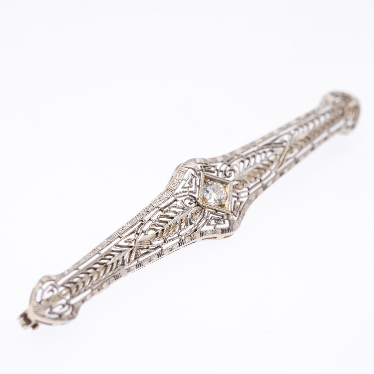 Brosch med en diamant.