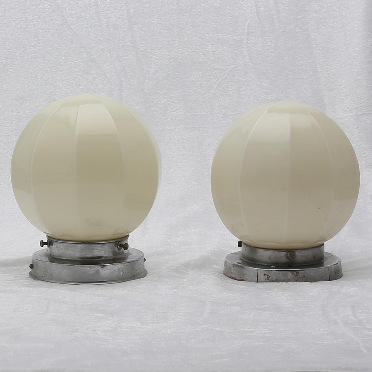 GLASLAMPOR, ett par, 1900-talets första hälft.