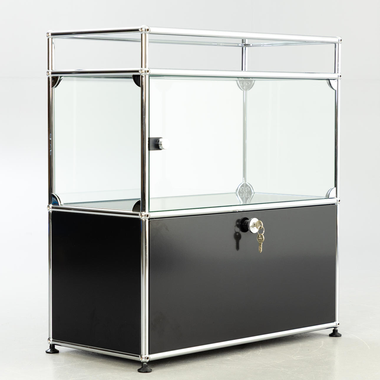 USM Haller. display cabinet.
