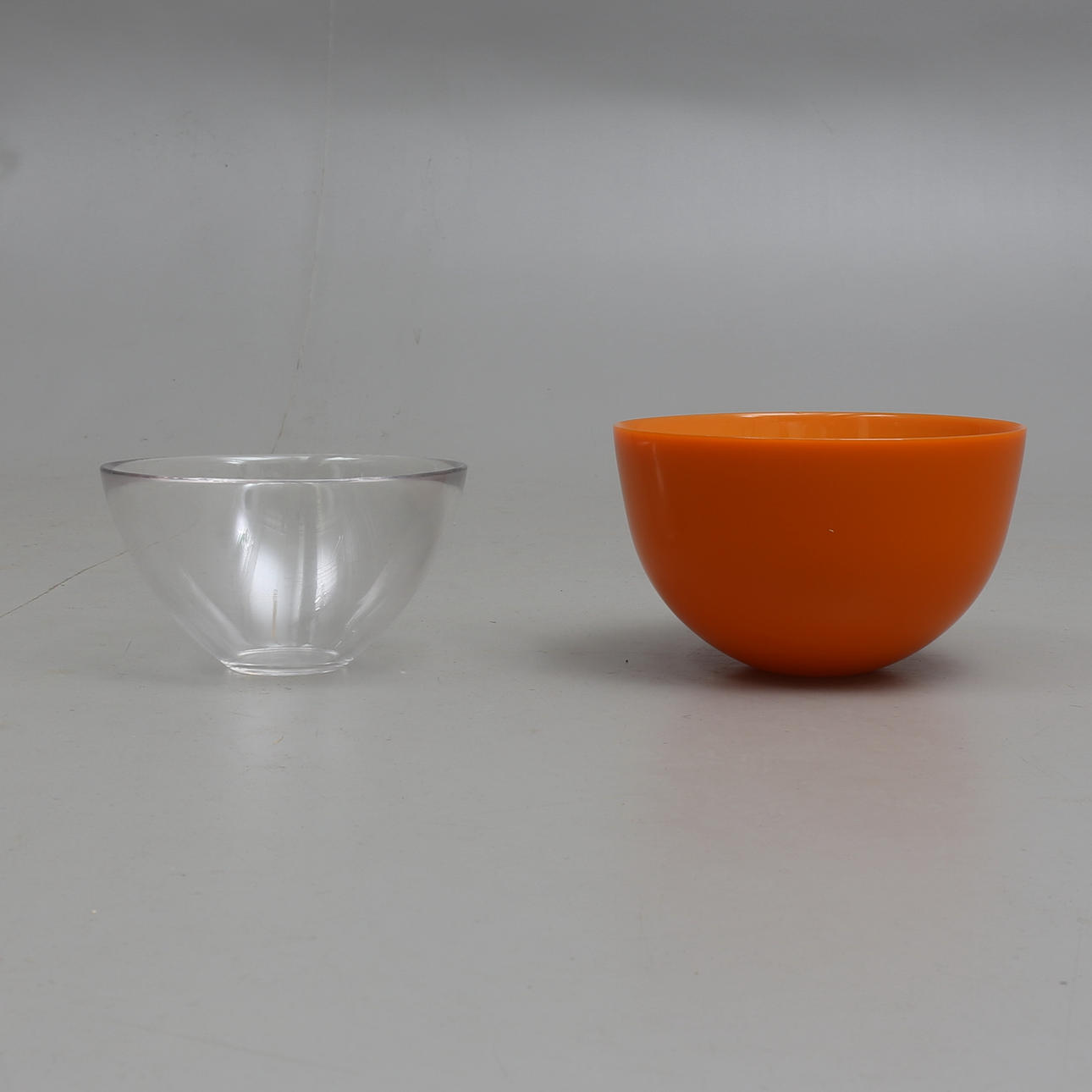 GLASSKÅLAR. 2 st. "Colora", samt "Fuga", Sven Palmqvist. Orrefors.