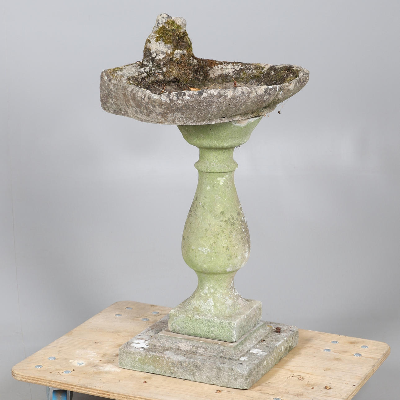 A RECONSTITUTED STONE GARDEN BIRD BATH.