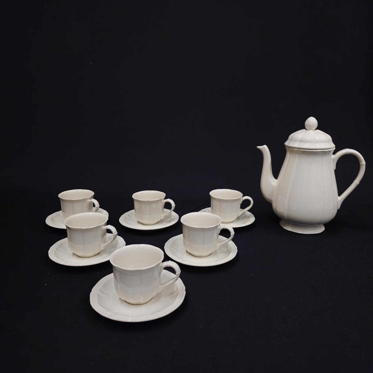 VILLEROY AND BOCH. 6-SERVICE COFFEE SET WITH COFFEE MAKER.