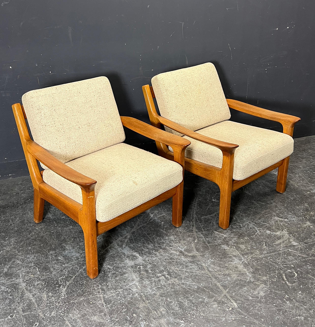 JUUL KRISTENSEN. 2 ARMCHAIRS.