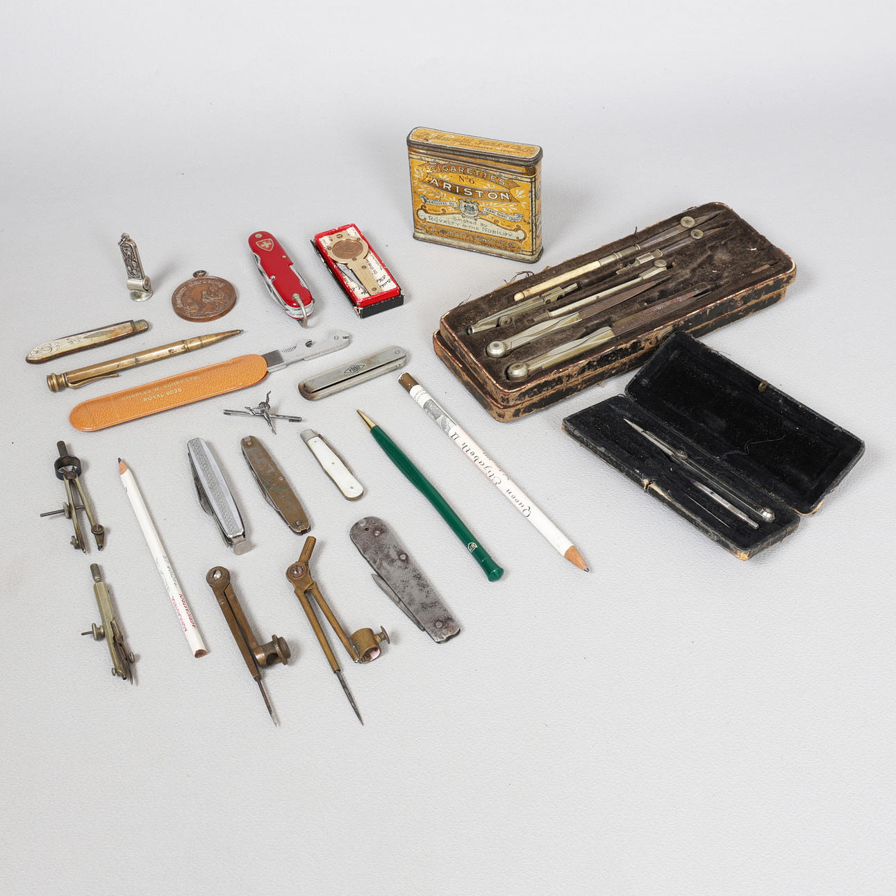 EN SAMLING RITINSTRUMENT OCH PENNKNIVAR (ANTAL).