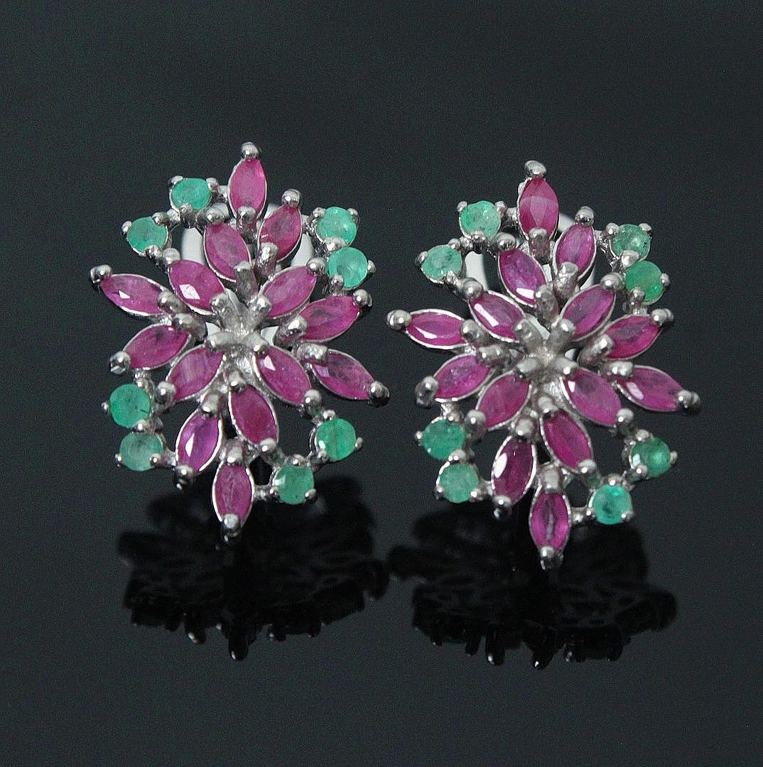Ohrstecker mit Rubin und Smaragd, 925er Silber.