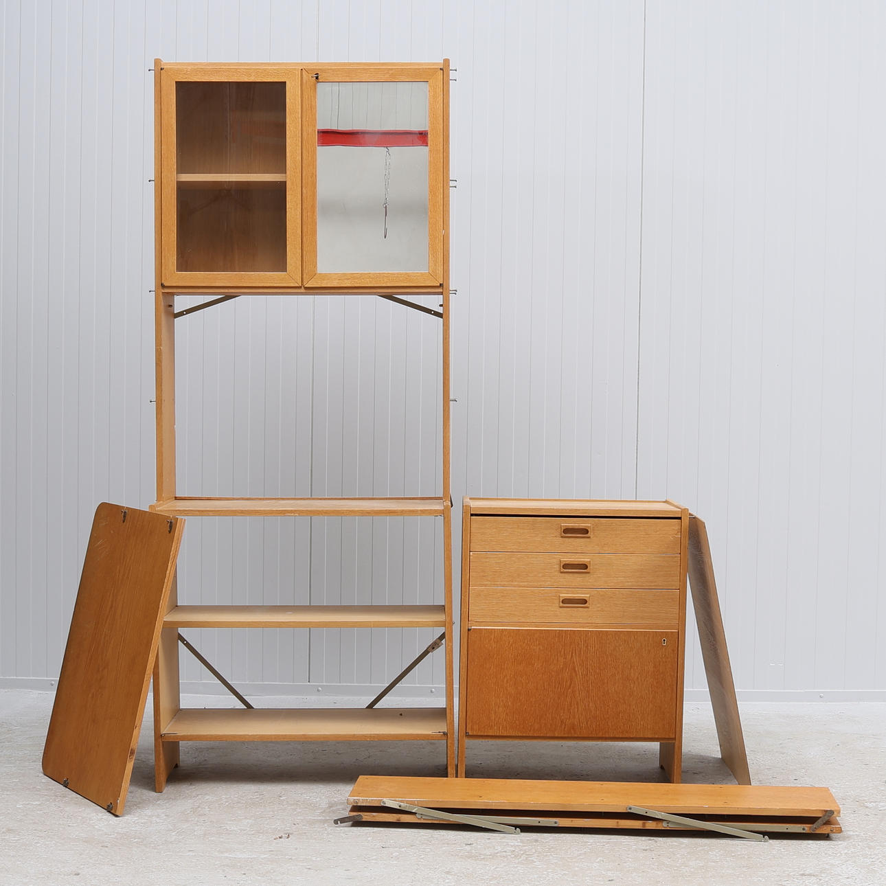 NILS STÅHL & ÅKE HASSBJER. A two-section bookcase system, oak veneer “Polyform”, Axel Ståhls möbelfabrik Ab, Vimmerby, 1960s.