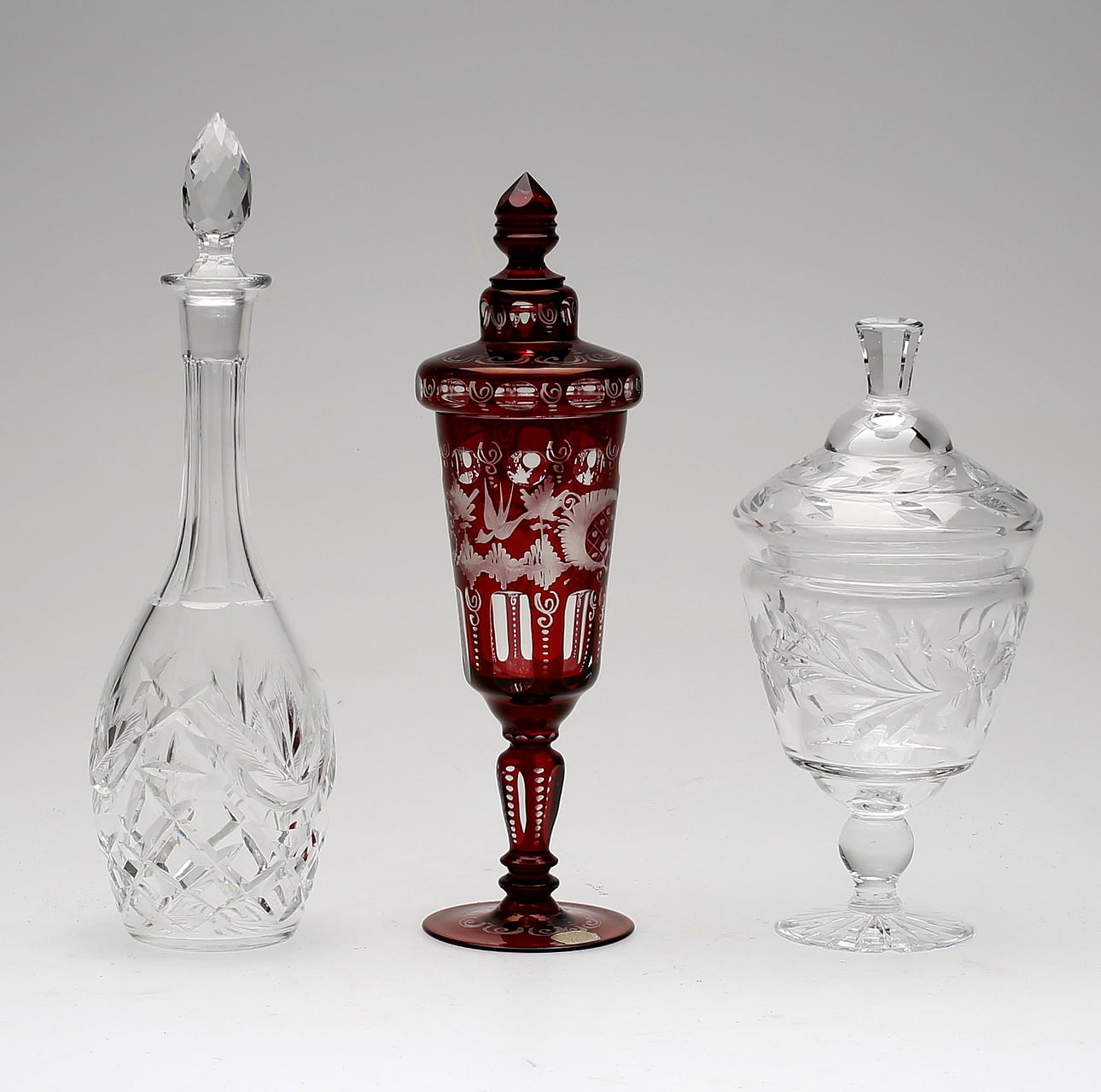 KARAFF OCH LOCKPOKALER, 2 st, glas, bl a Bohemia Glass, 1900-tal.