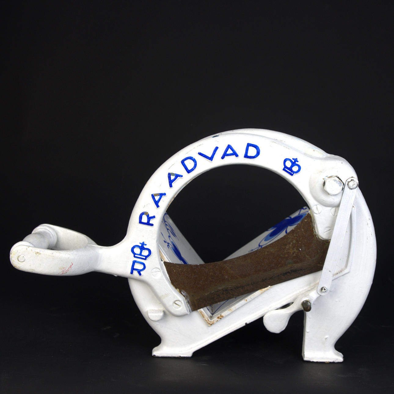 Brødskærer, jern, træ, håndmalet dekor, Danmark, 20. århundrede.