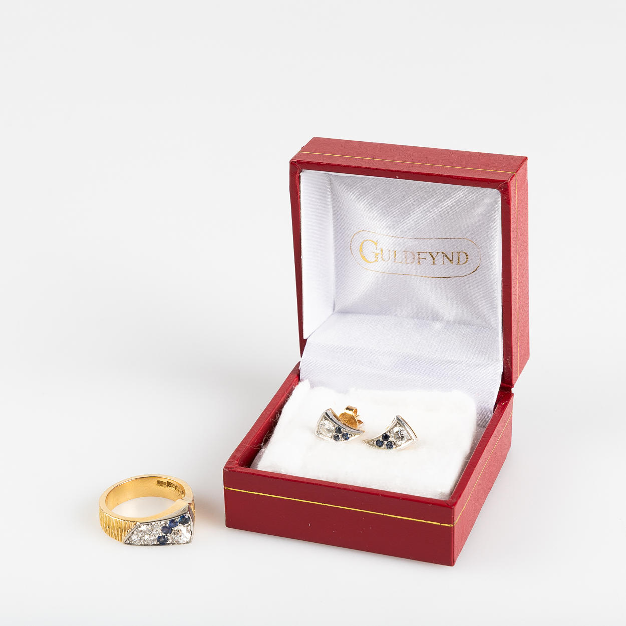 RING with associated EARRINGS, 18K gold.