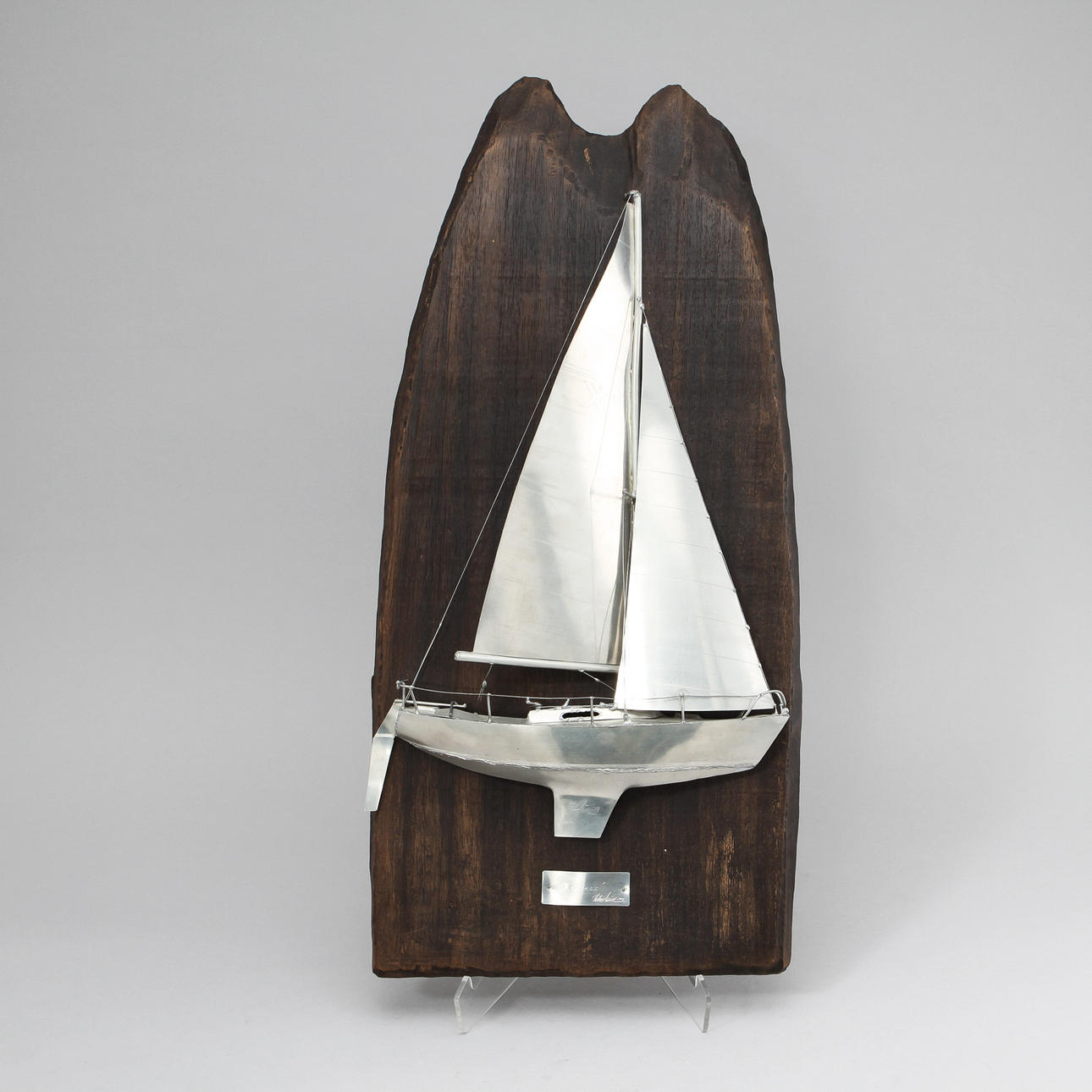 URBAN STRÖM. Väggrelief "Express", tenn på trä. Signerad och daterad -79.