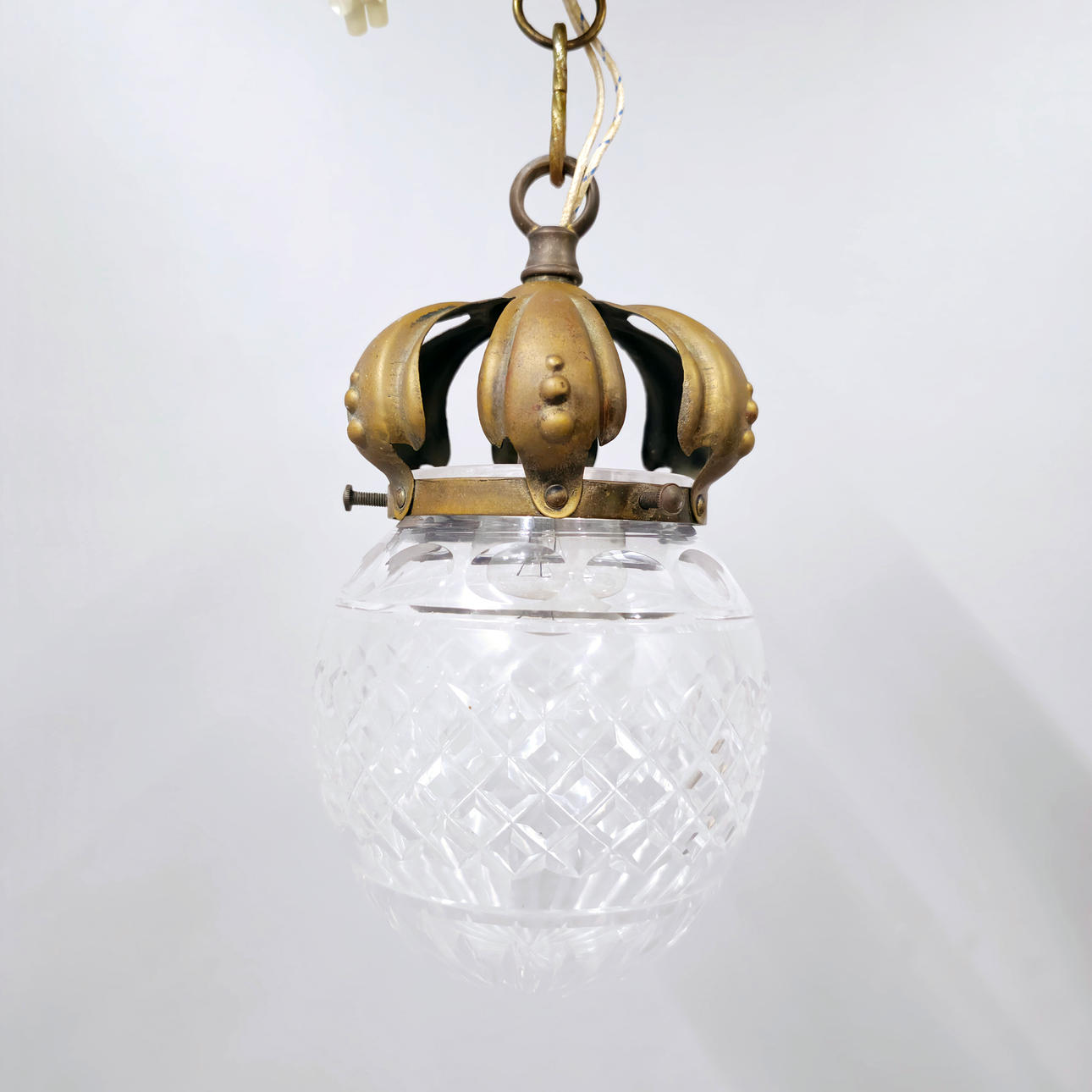 PINEAPPLE-SHAPED CEILING LAMP. GOLD-PLATED METAL.