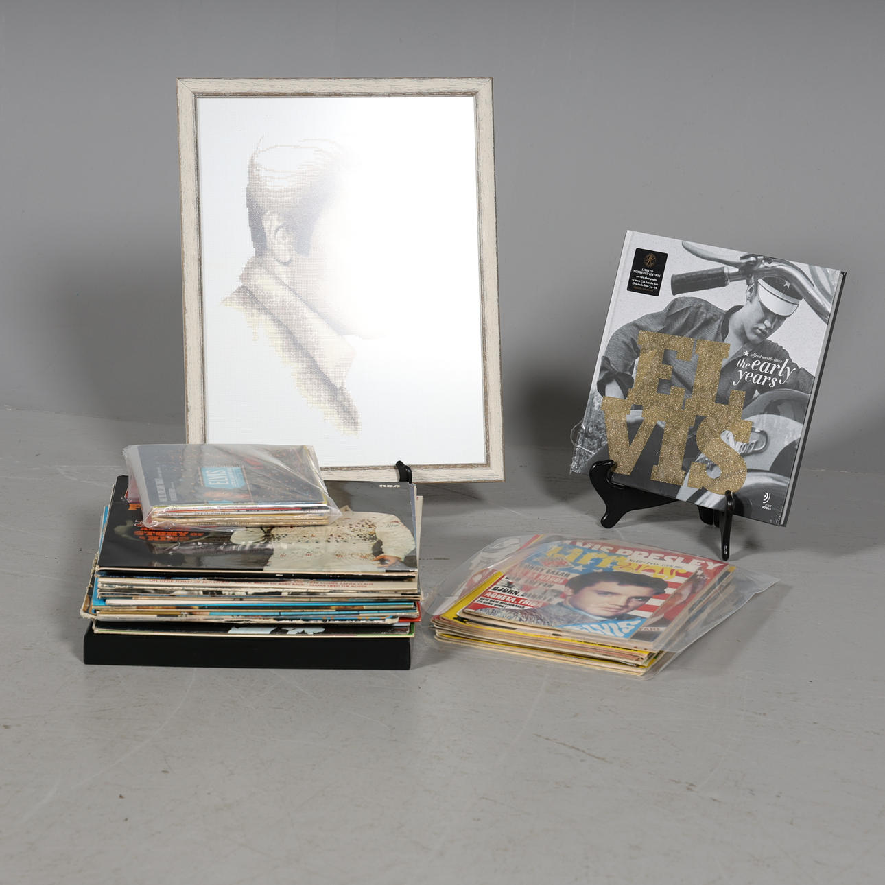 COLLECTIBLES Elvis Presley.