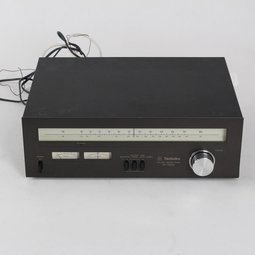 Technics ST-7300 K AM/FM stereo receiver.