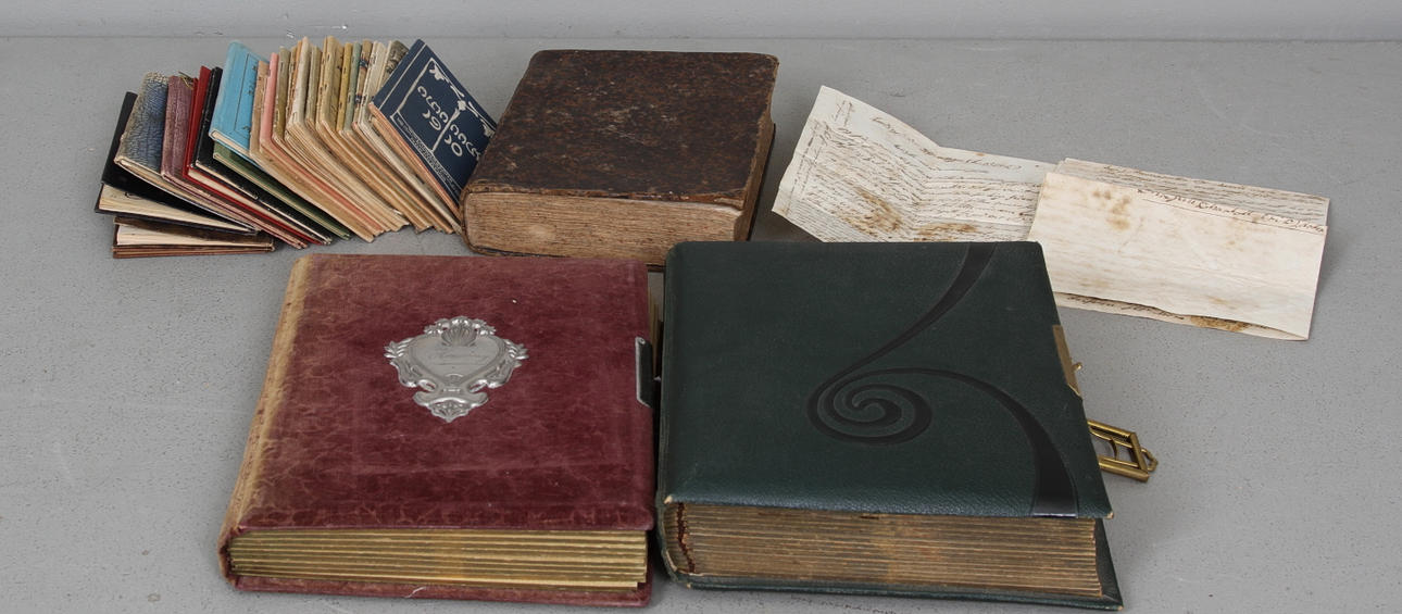 FOTOALBUM SAMT ANTIK BOK, 3 del, almanackor.