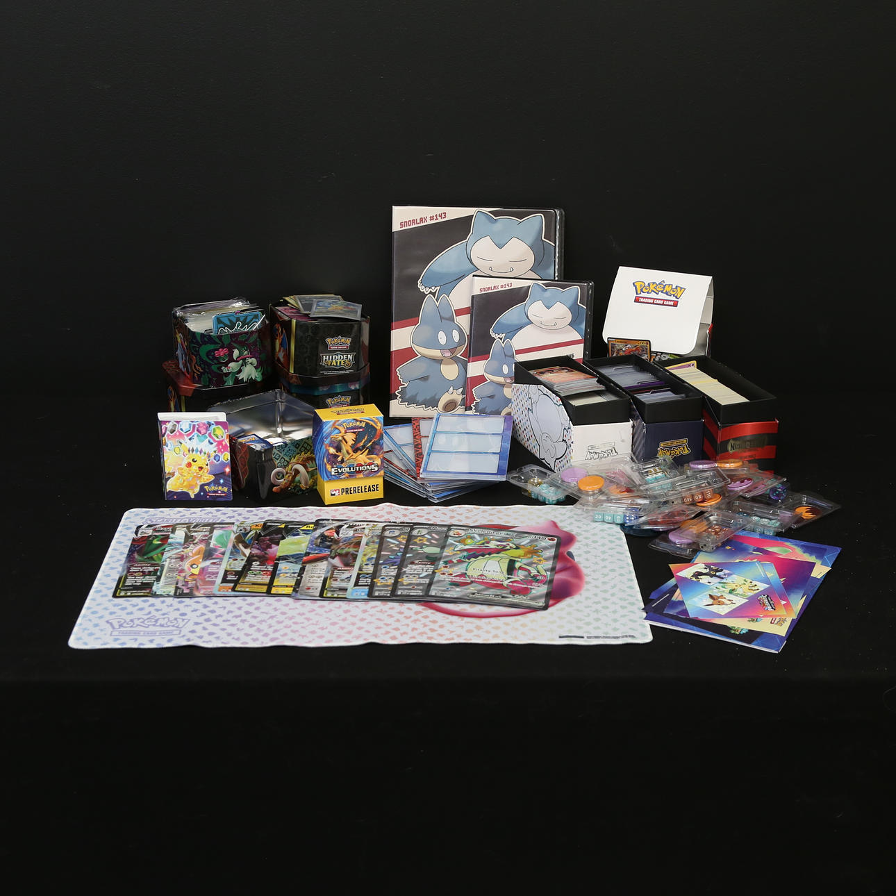 SAMLEOBJEKTER. Pokémon, ca. 4000 billeder og spiltilbehør.