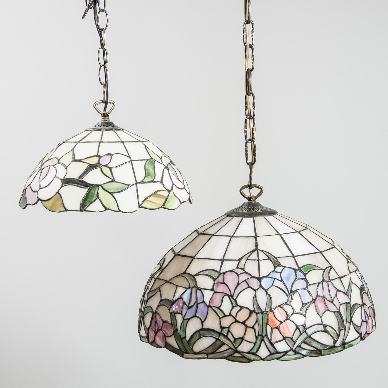 TAKLAMPOR, 2 stycken, Tiffany-modell, sent 1900-tal.