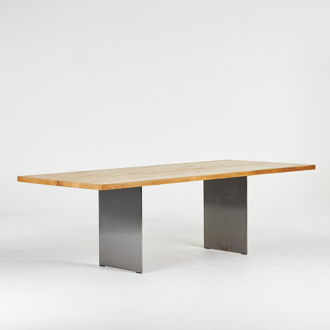 JACOB PLEJDRUP. Spisebord, moderne, DK3, Danmark, olieret egetræsplade, stålfod.