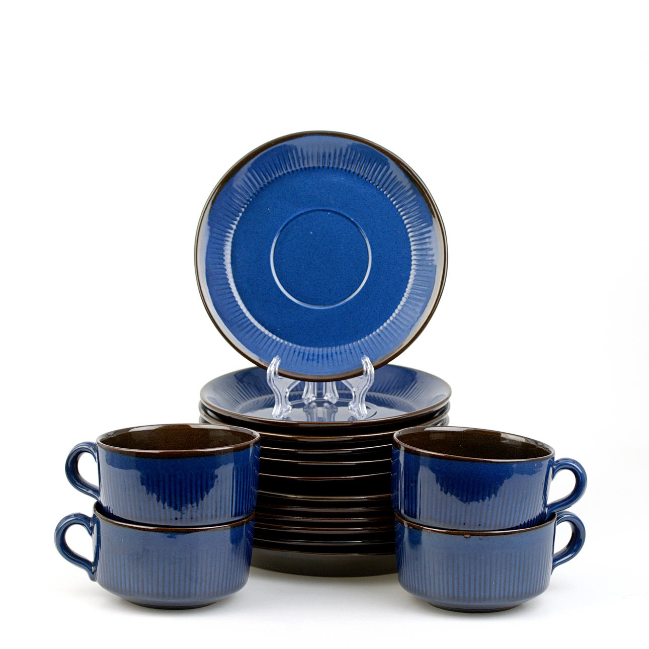 A 16-piece ceramic tea set, Gabriel.