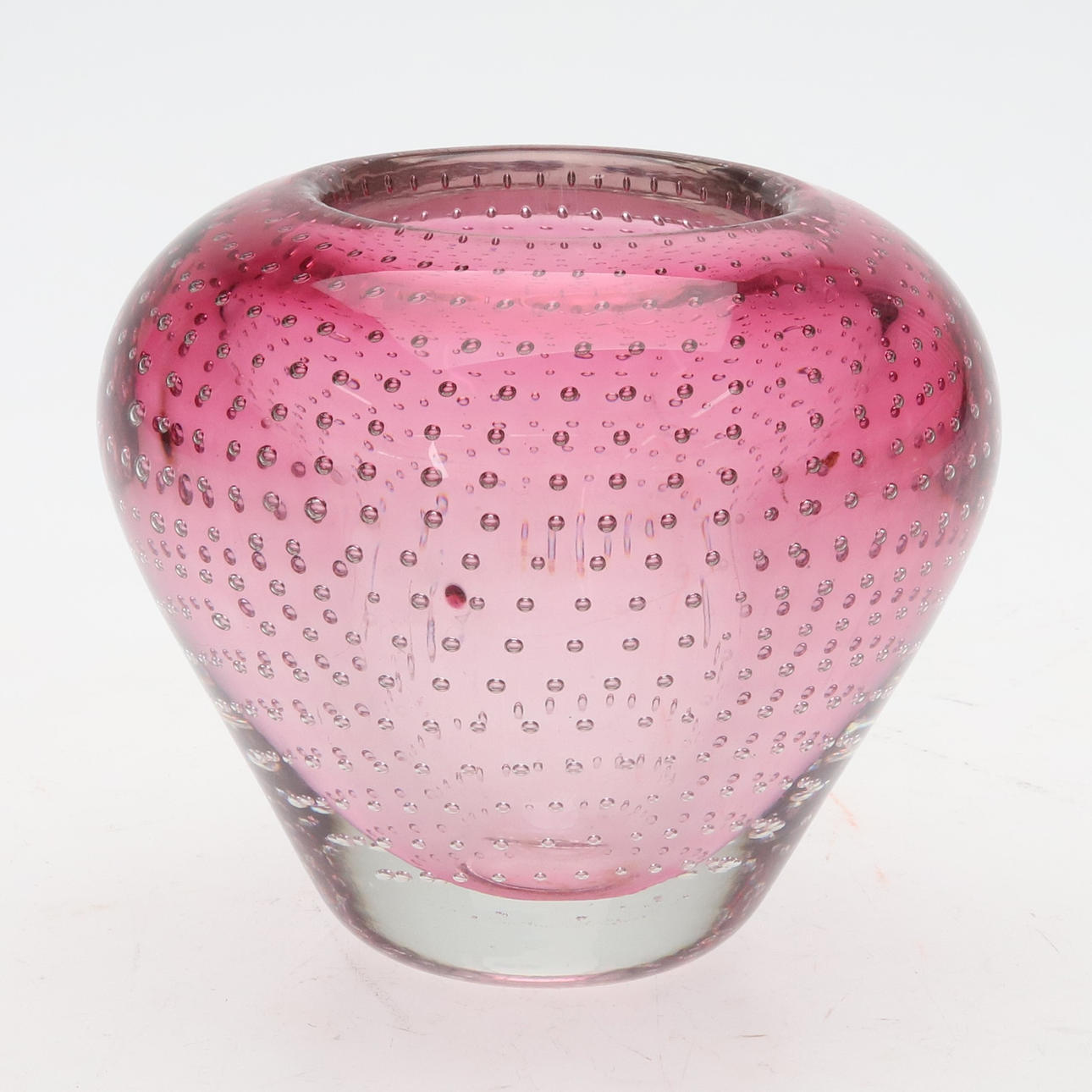 Eine Vase, Flygsfors, rot getönt mit Luftblasen.