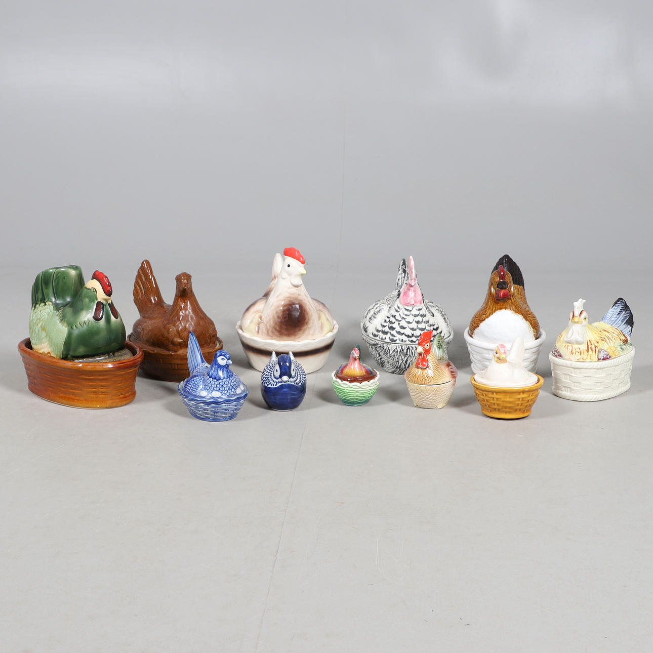 A QUANTITY OF CERAMIC HEN EGG BASKETS.