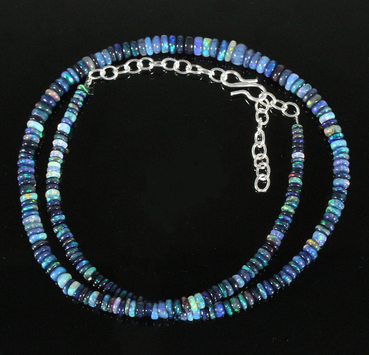 collar de ópalo negro.