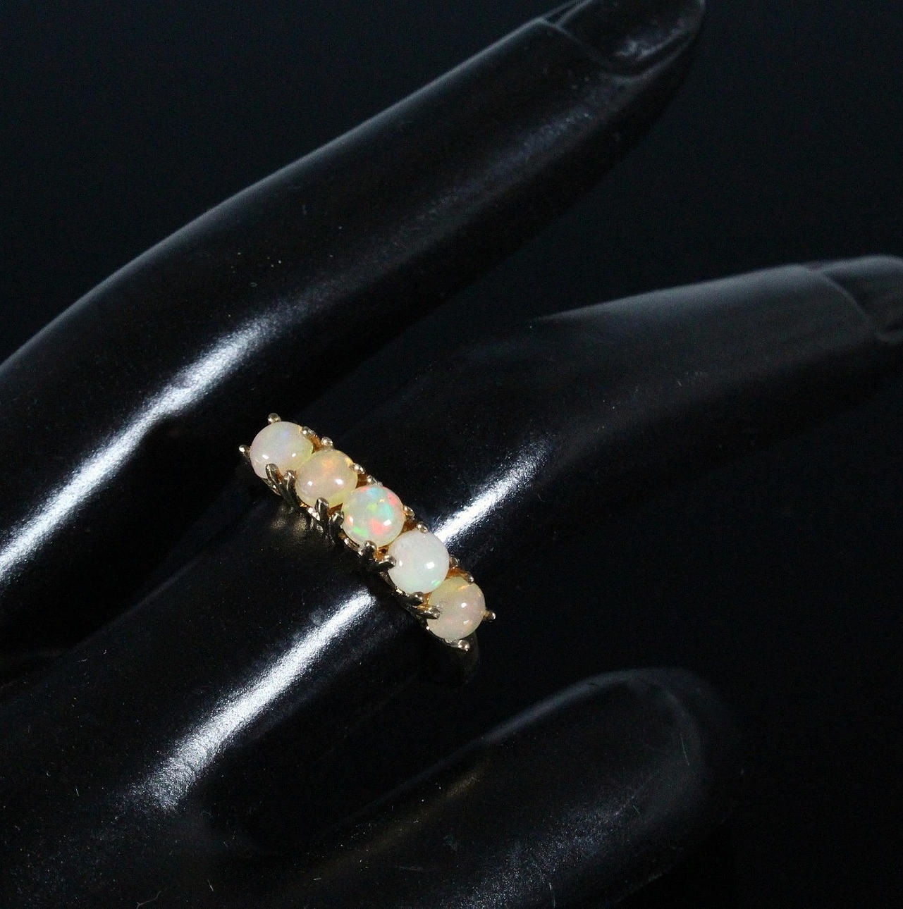 Rivière ring med opaler, 925 sølv, forgyldt.