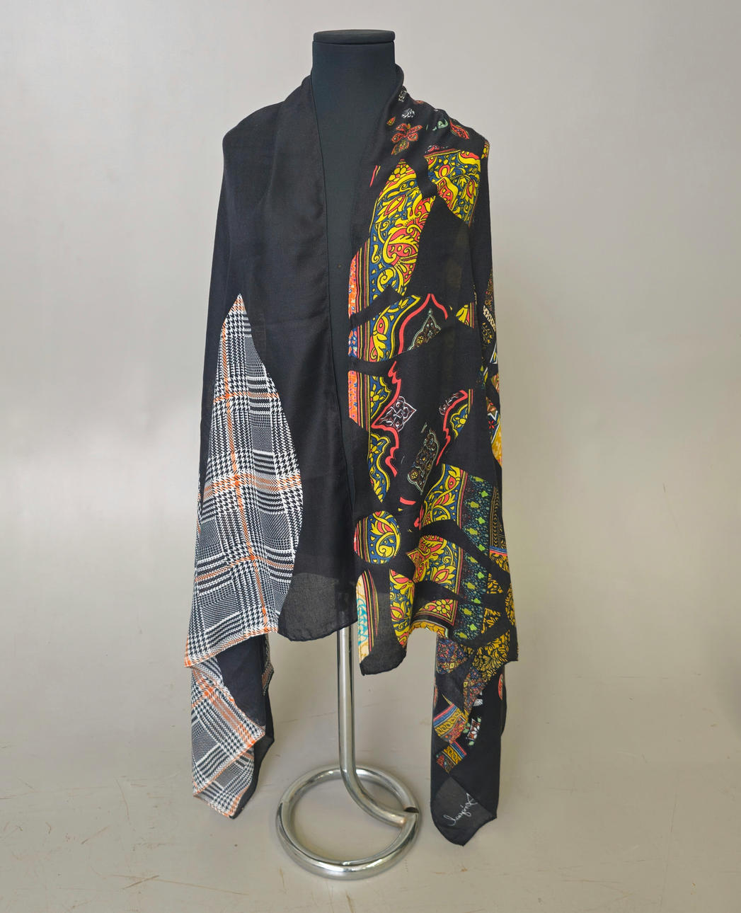 UNEVEN. GREAT SCARF IN WOOL PRINTED IN BRIGHT COLORS.