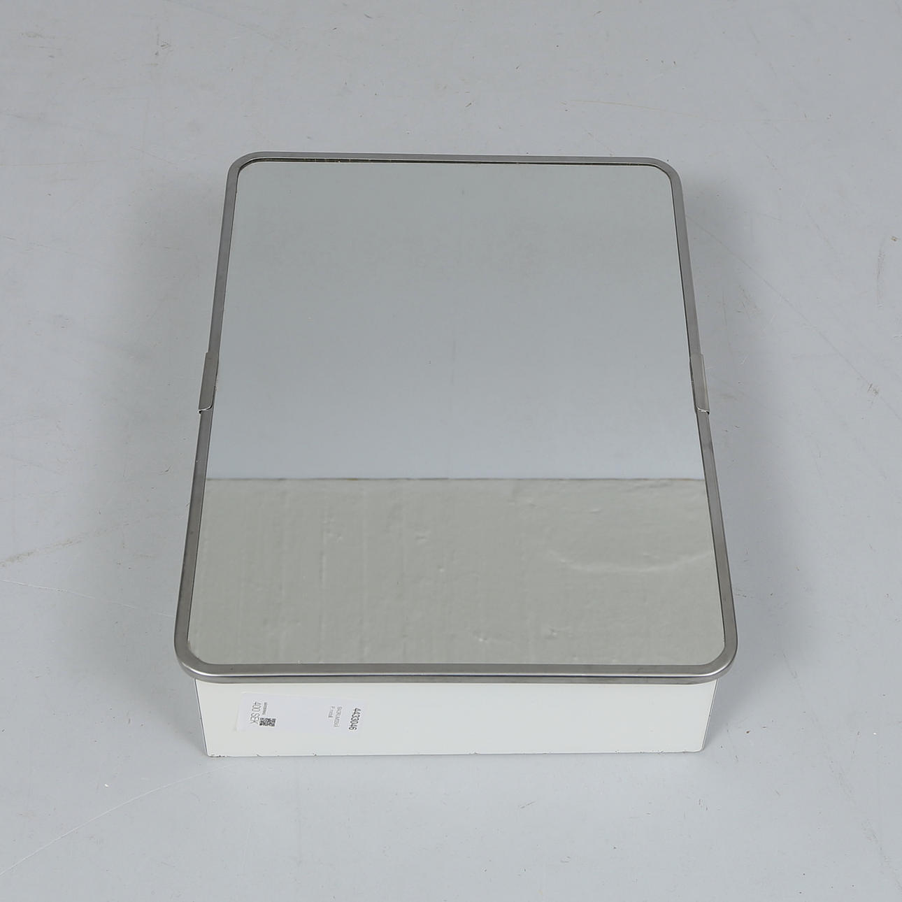 BADRUMSSKÅP, metall.