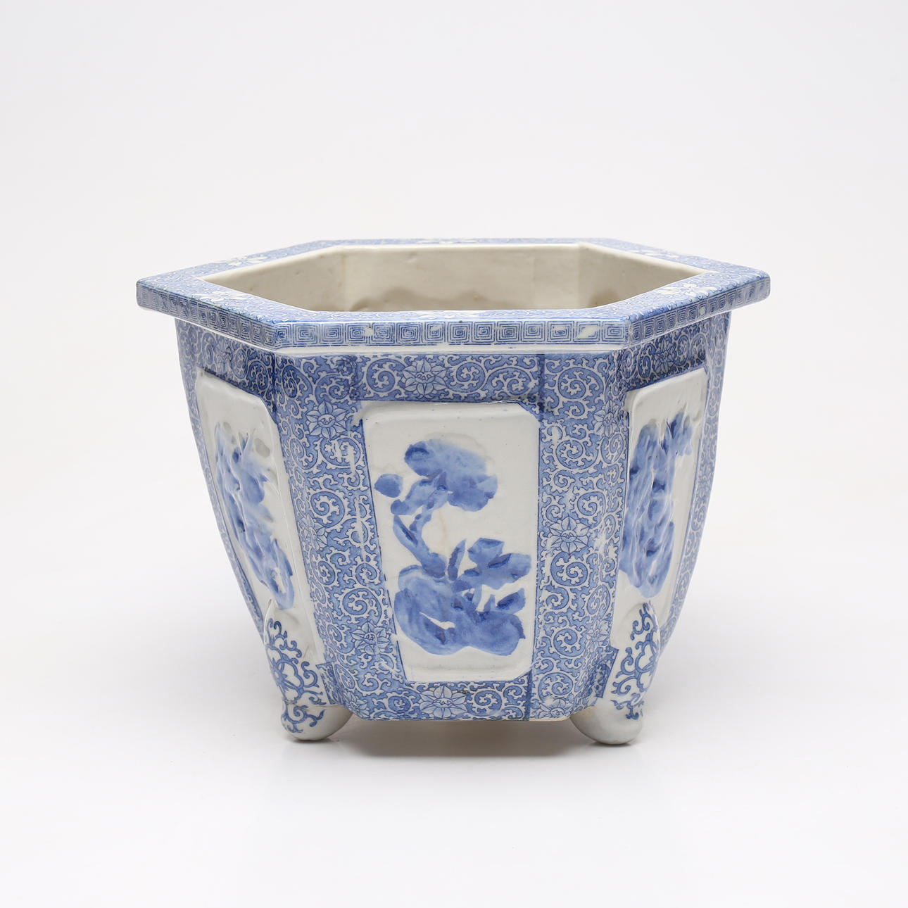 AN ORIENTAL PORCELAIN OUTER LINING.