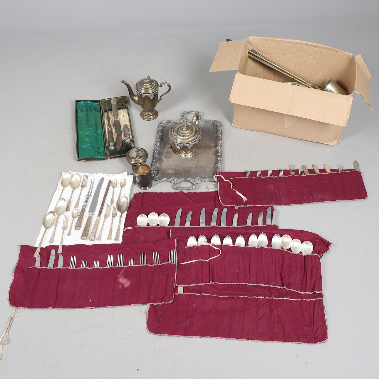 A QUANTITY OF ASSORTED SILVER PLATED WARES ETC.