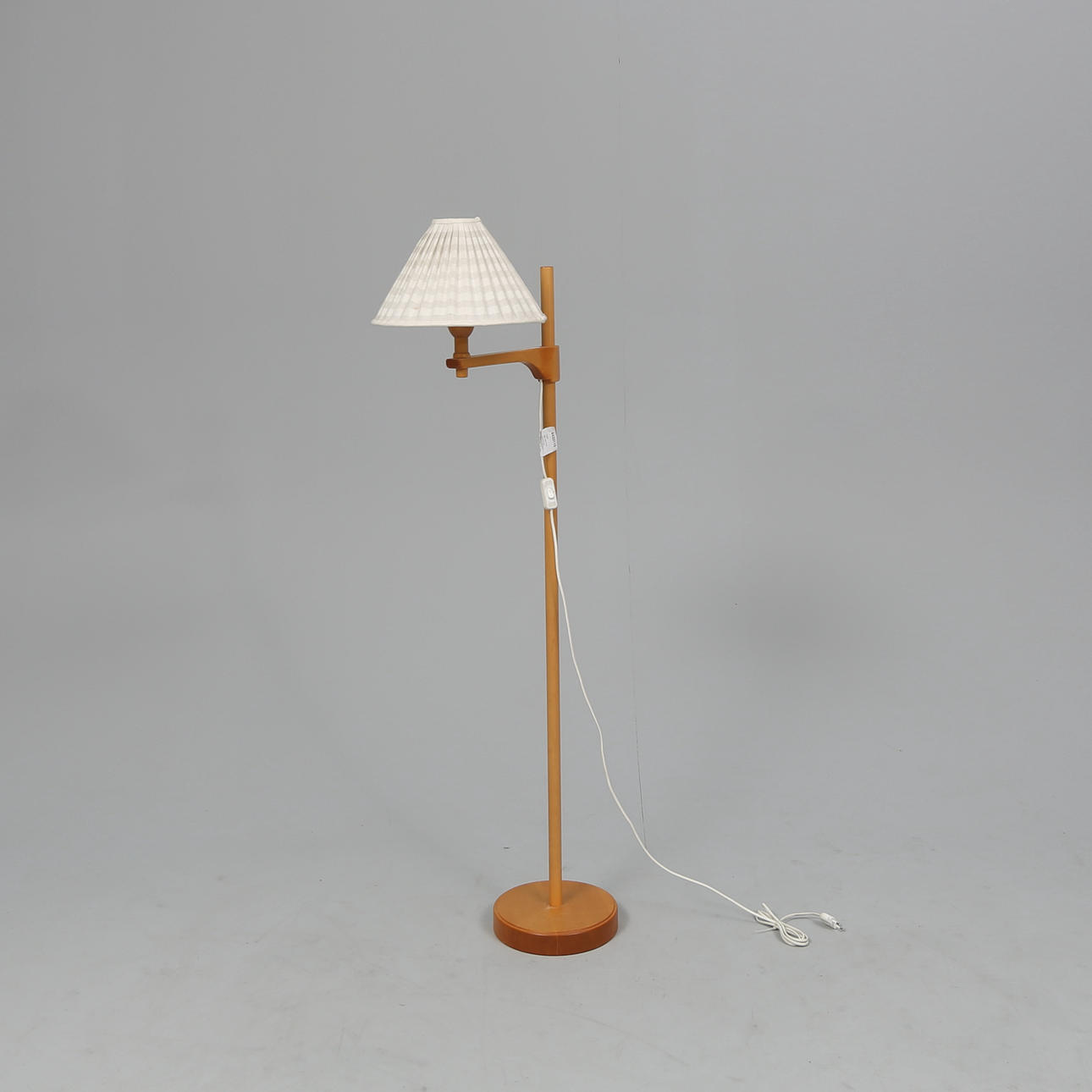 CARL MALMSTEN. Floor lamp, birch, “Staken”, Carpentry master.