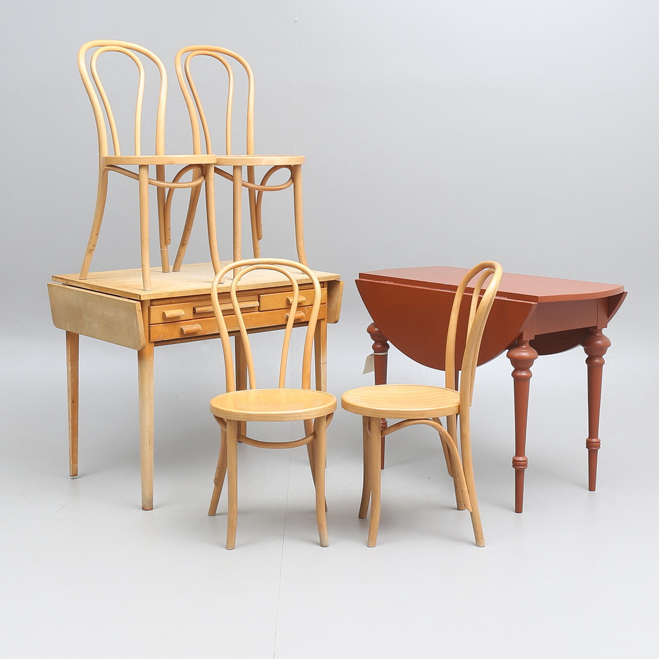 BORD, 2 st samt 4 stolar Thornetstil, 1900-tal.